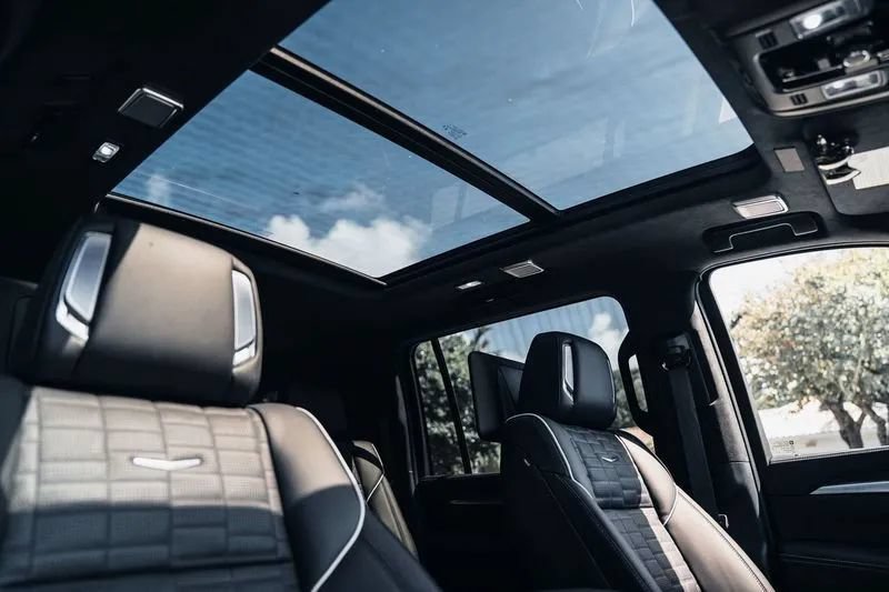 Used 2025 Cadillac Escalade ESV V AWD/4WD image 17