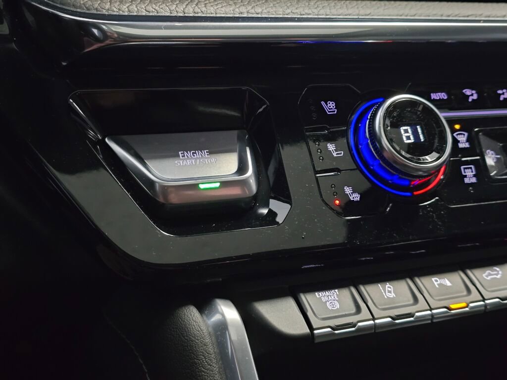 Used 2025 GMC Sierra 3500 Denali w/ Denali Reserve Package image 35