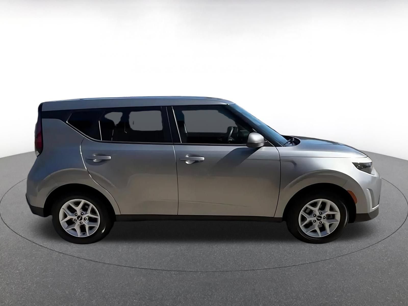 Used 2025 Kia Soul LX w/ LX Technology Package FWD image 16