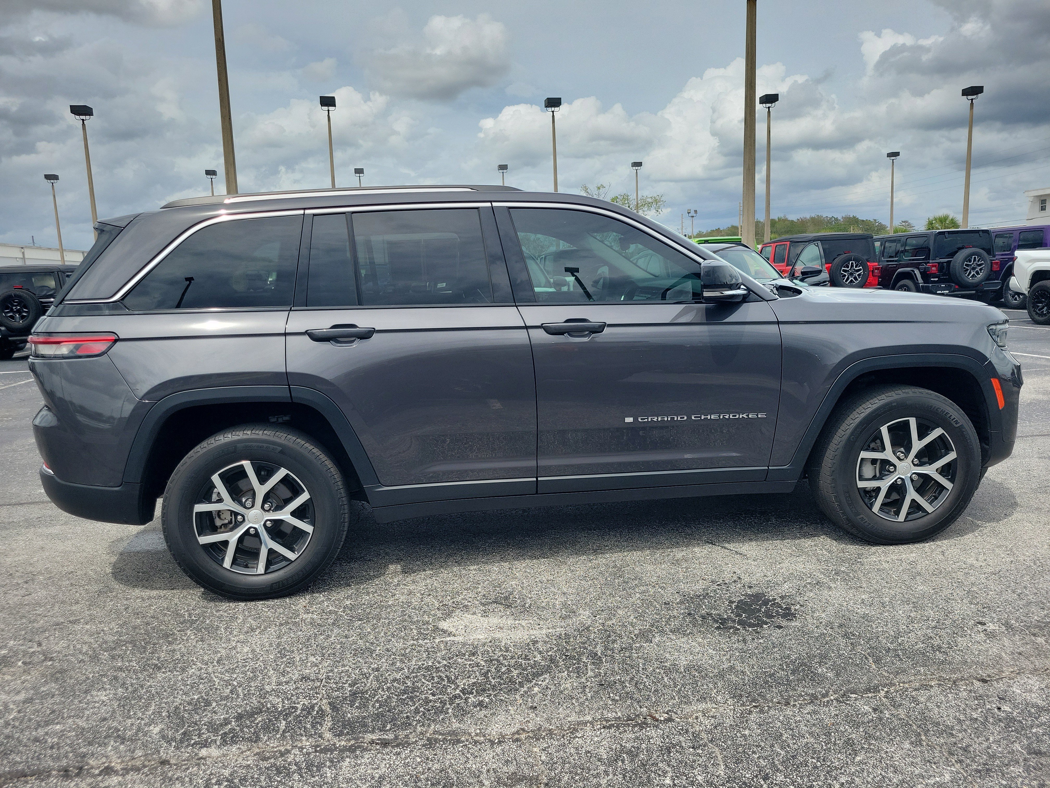 Used 2023 Jeep Grand Cherokee Limited image 9