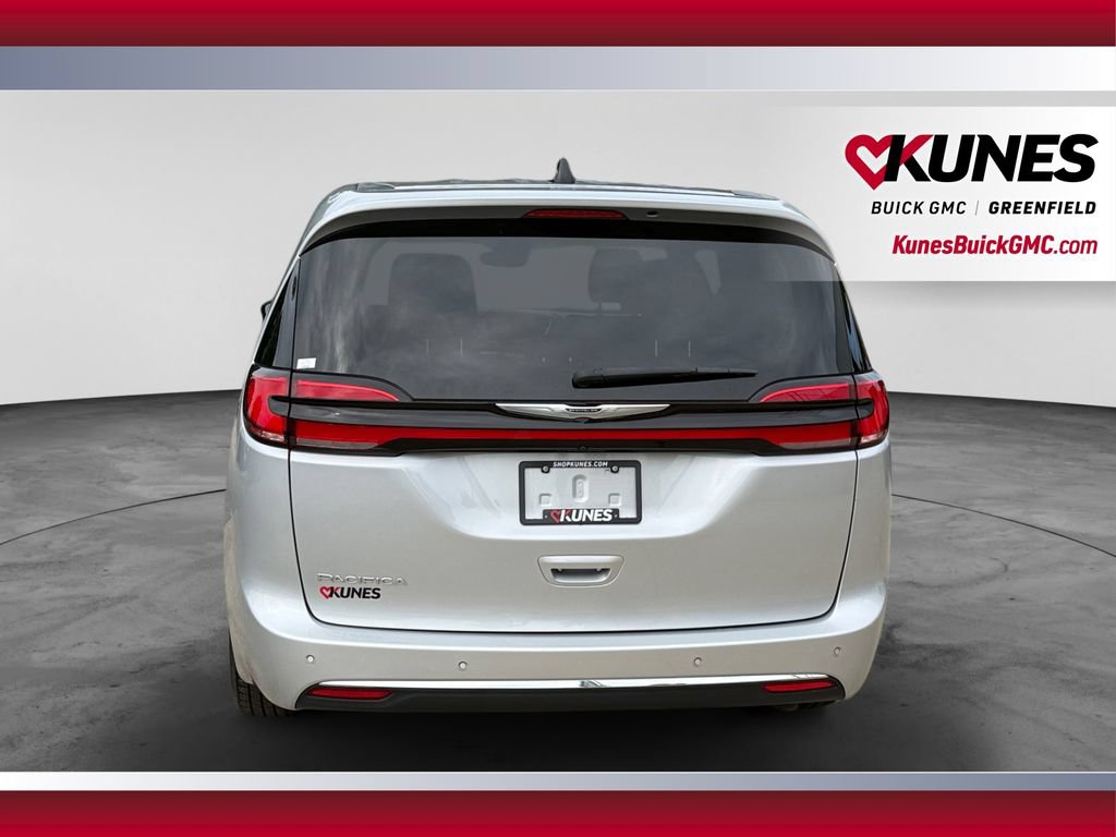 Used 2024 Chrysler Pacifica Touring-L FWD image 9