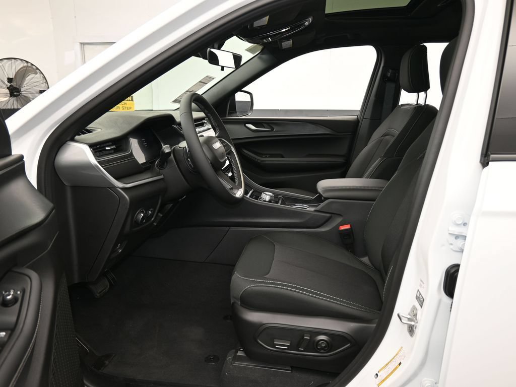 New 2025 Jeep Grand Cherokee Laredo RWD image 12