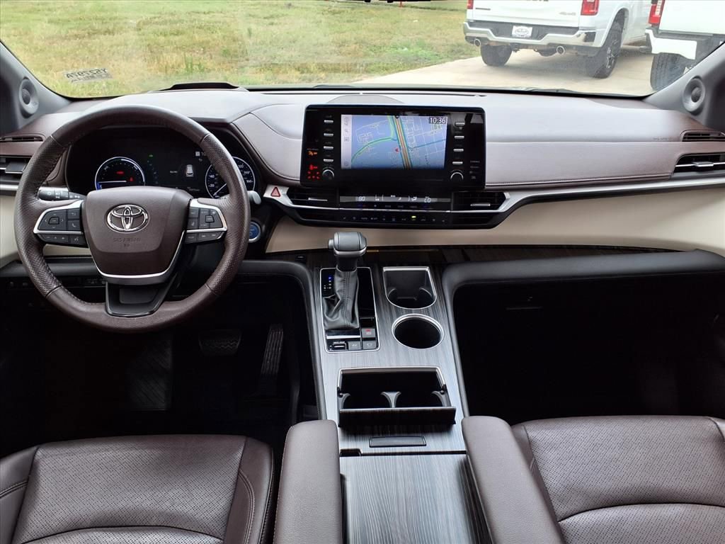 Used 2023 Toyota Sienna Platinum image 3