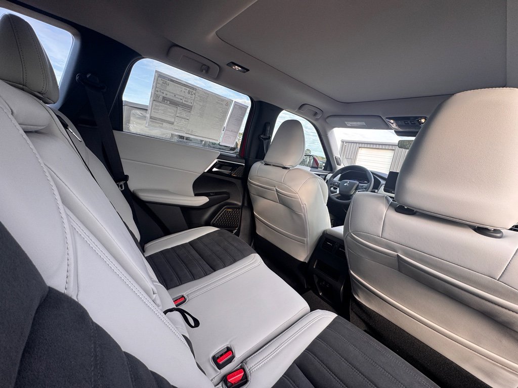 New 2026 Mitsubishi Outlander LE image 10