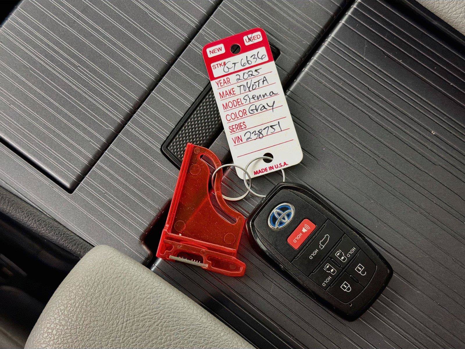 Used 2025 Toyota Sienna XLE FWD image 4