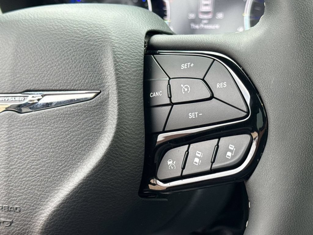 Used 2025 Chrysler Pacifica Limited FWD image 21