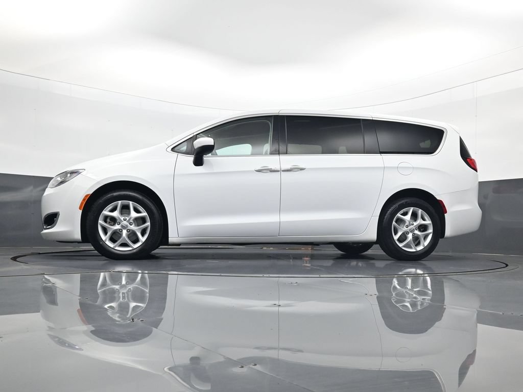 Used 2017 Chrysler Pacifica Touring Plus w/ Tire & Wheel Group FWD image 30
