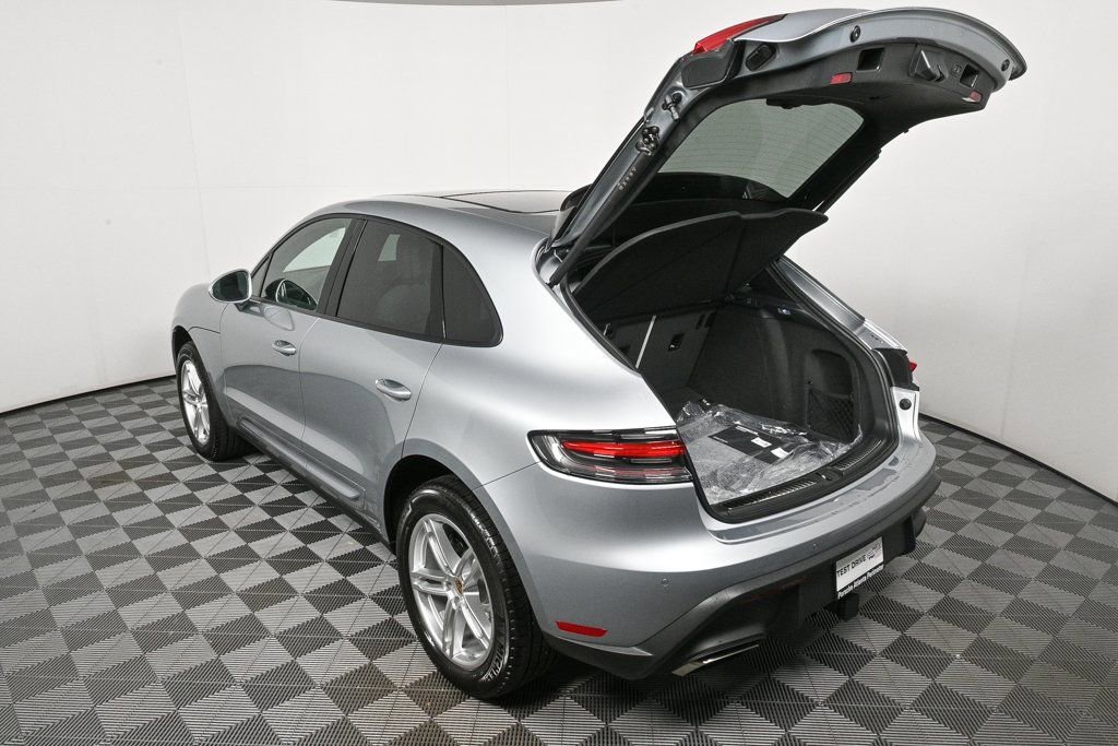 Certified 2025 Porsche Macan image 32