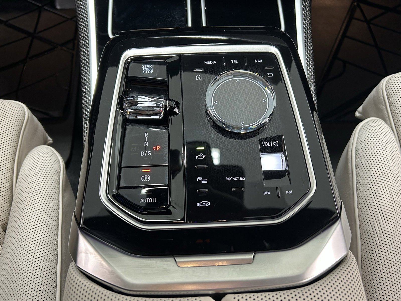 Used 2025 BMW 760i xDrive w/ Premium Package image 22