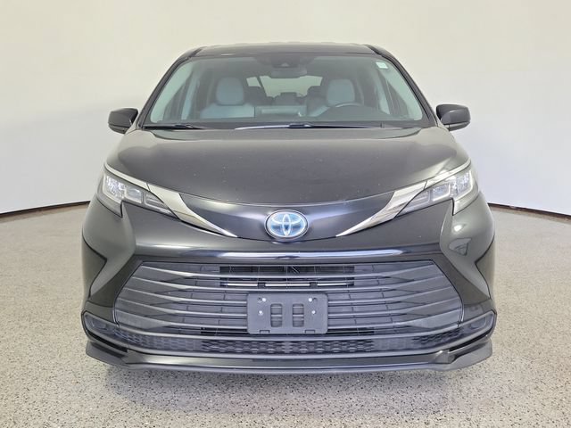Used 2023 Toyota Sienna LE FWD image 3