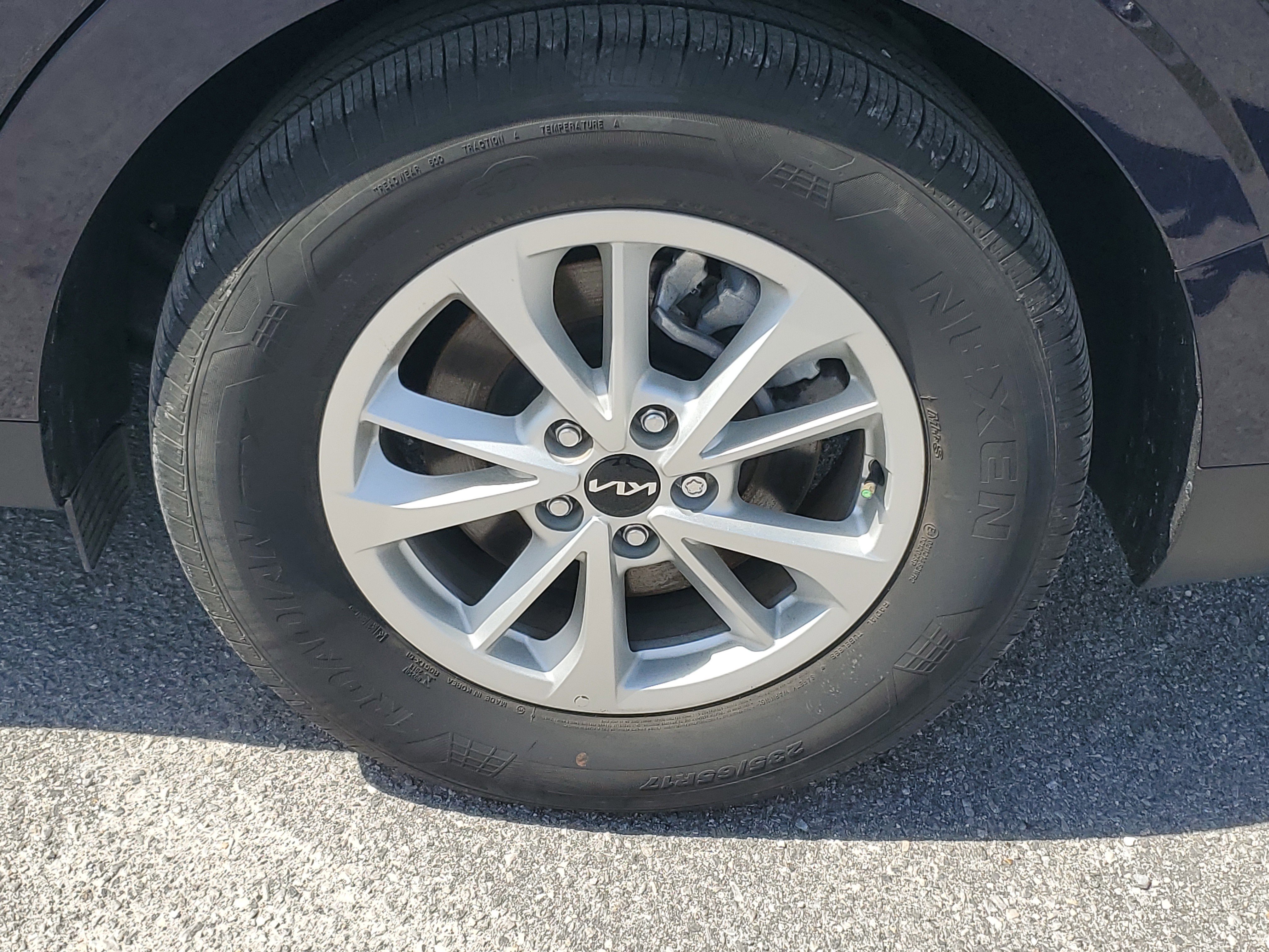 Used 2023 Kia Carnival LX image 7