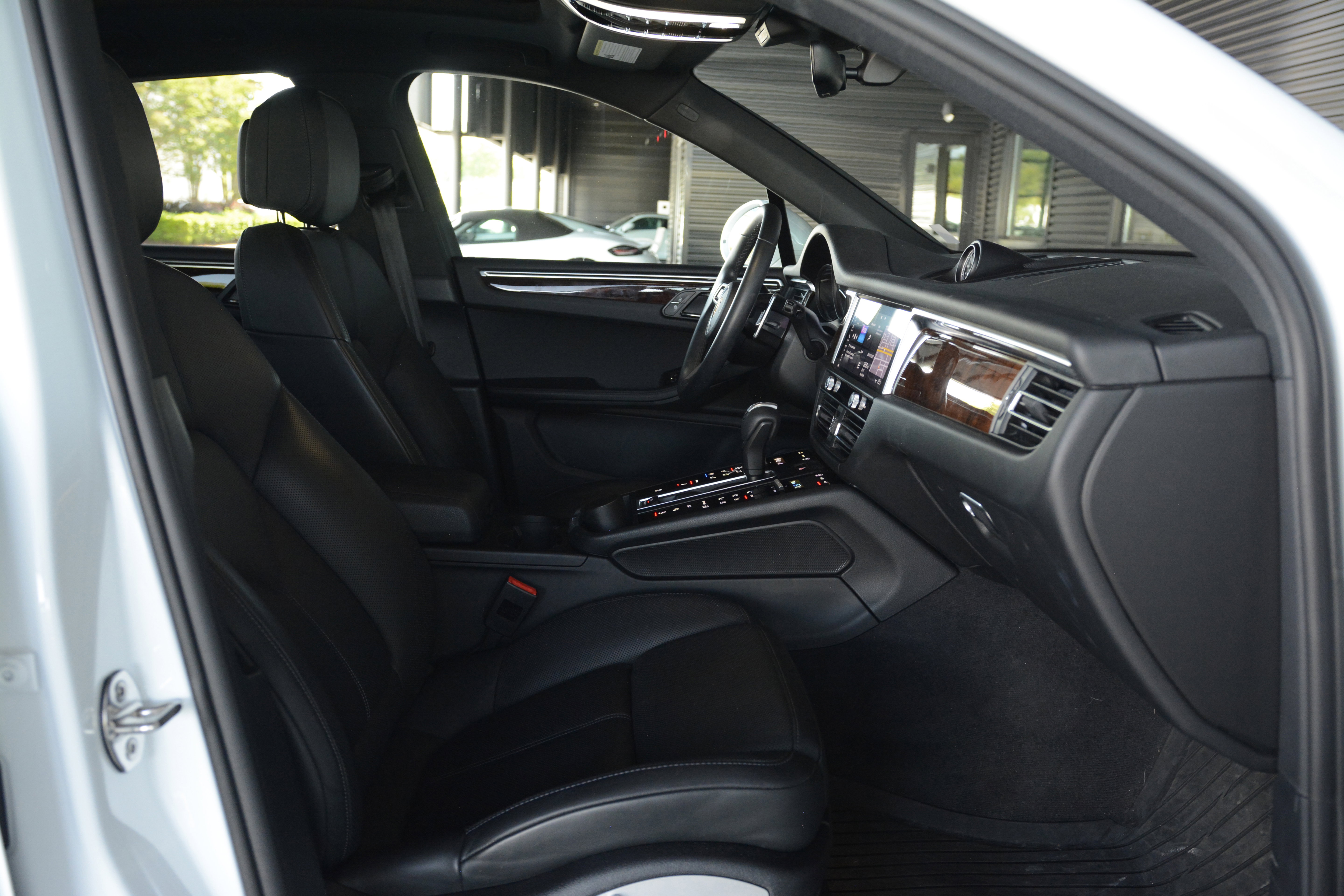 Certified 2022 Porsche Macan S AWD/4WD image 27