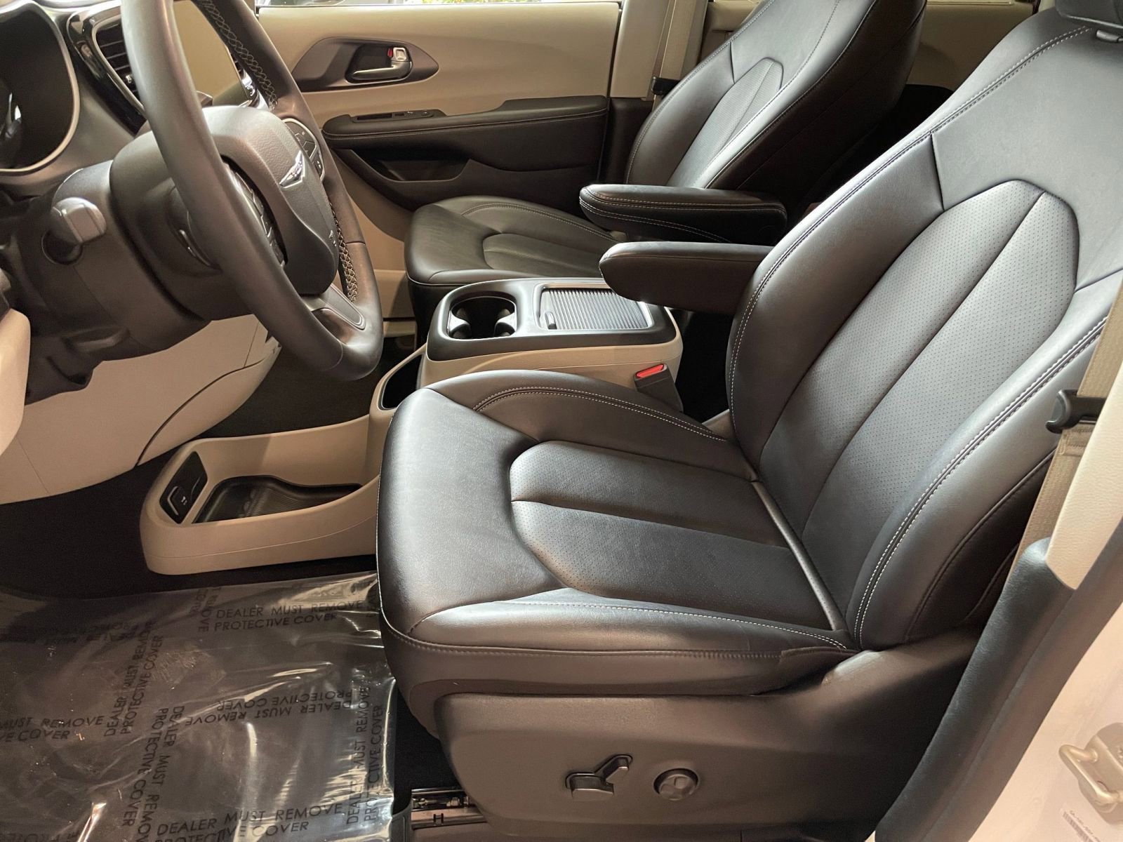 Used 2024 Chrysler Pacifica Touring-L image 28