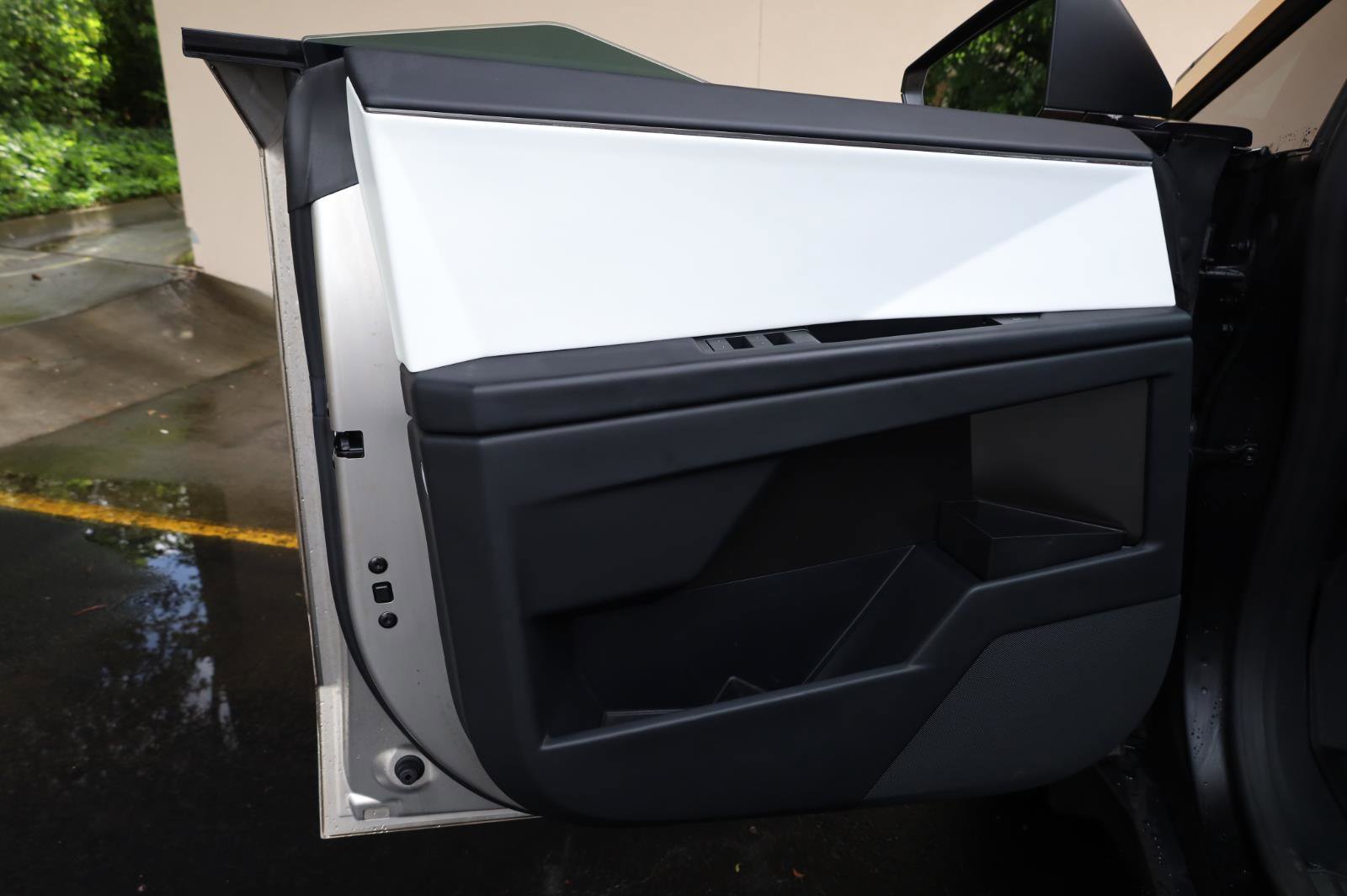 Used 2024 Tesla Cybertruck AWD Crew Cab image 13