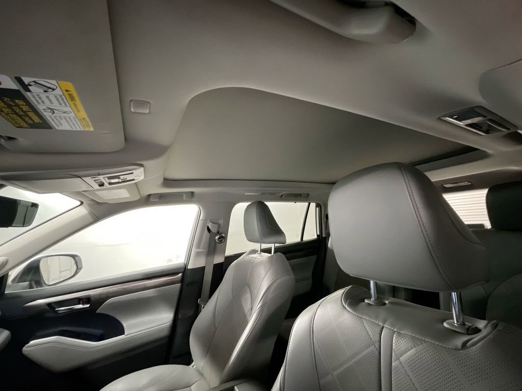 Used 2020 Toyota Highlander Platinum image 19