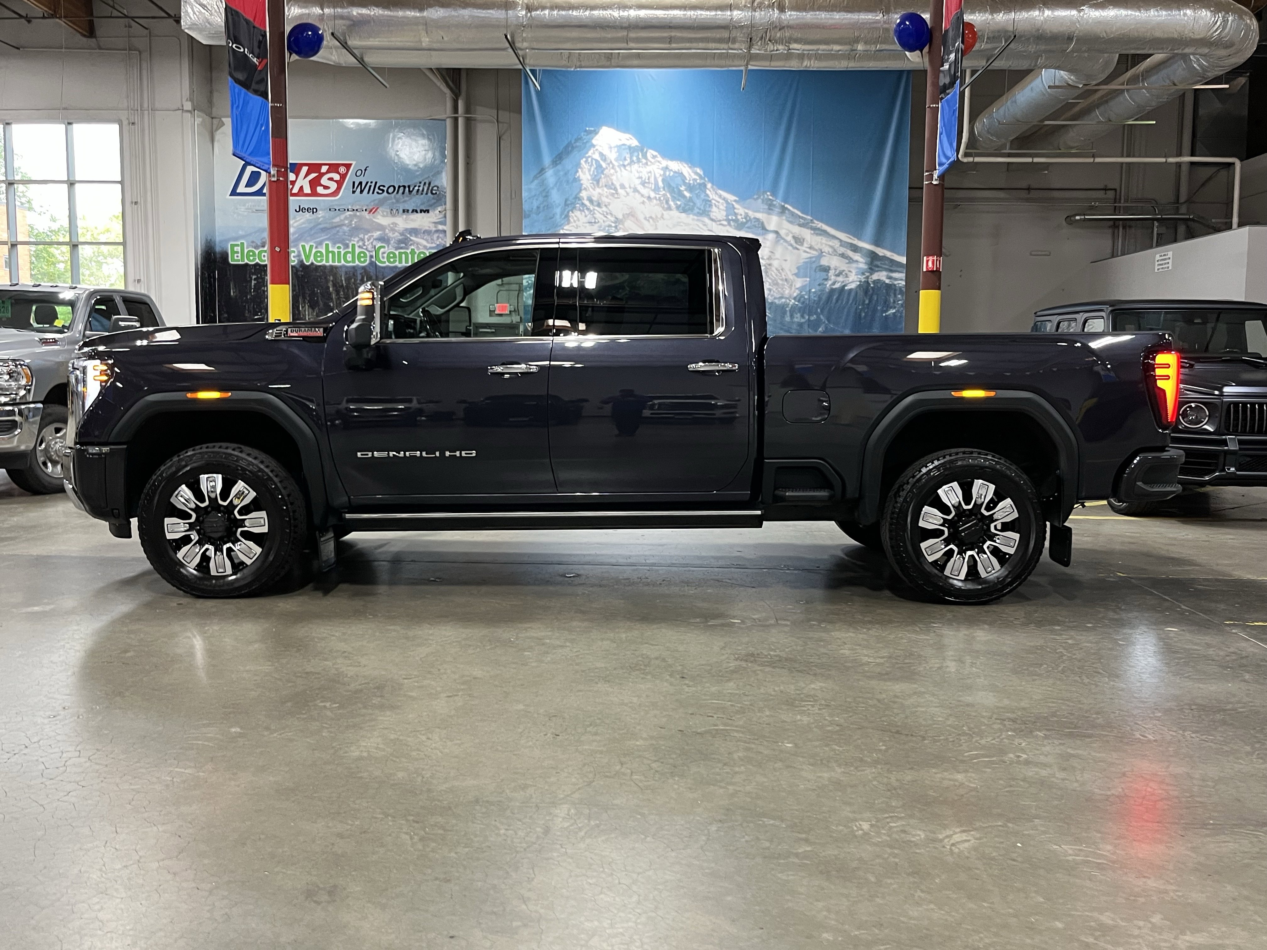Used 2024 GMC Sierra 3500 Denali w/ Denali Reserve Package AWD/4WD image 2
