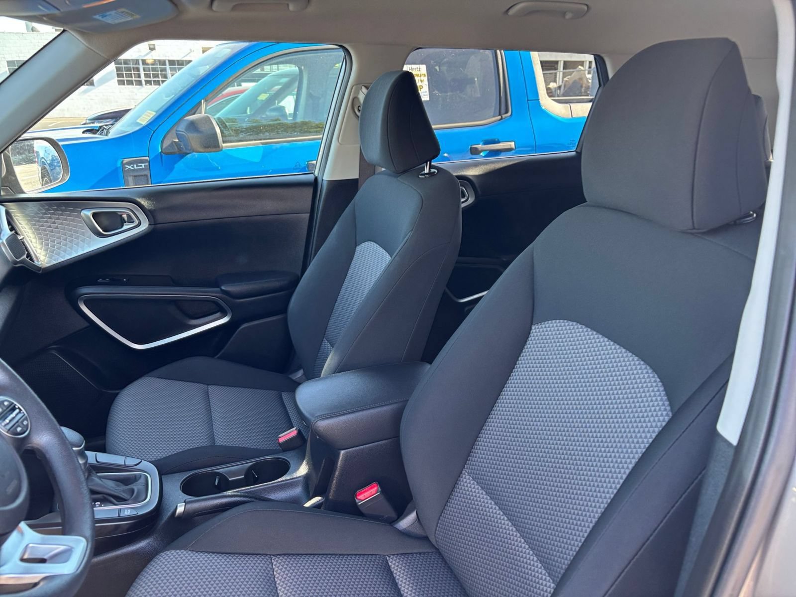 Used 2025 Kia Soul LX w/ LX Technology Package FWD image 27