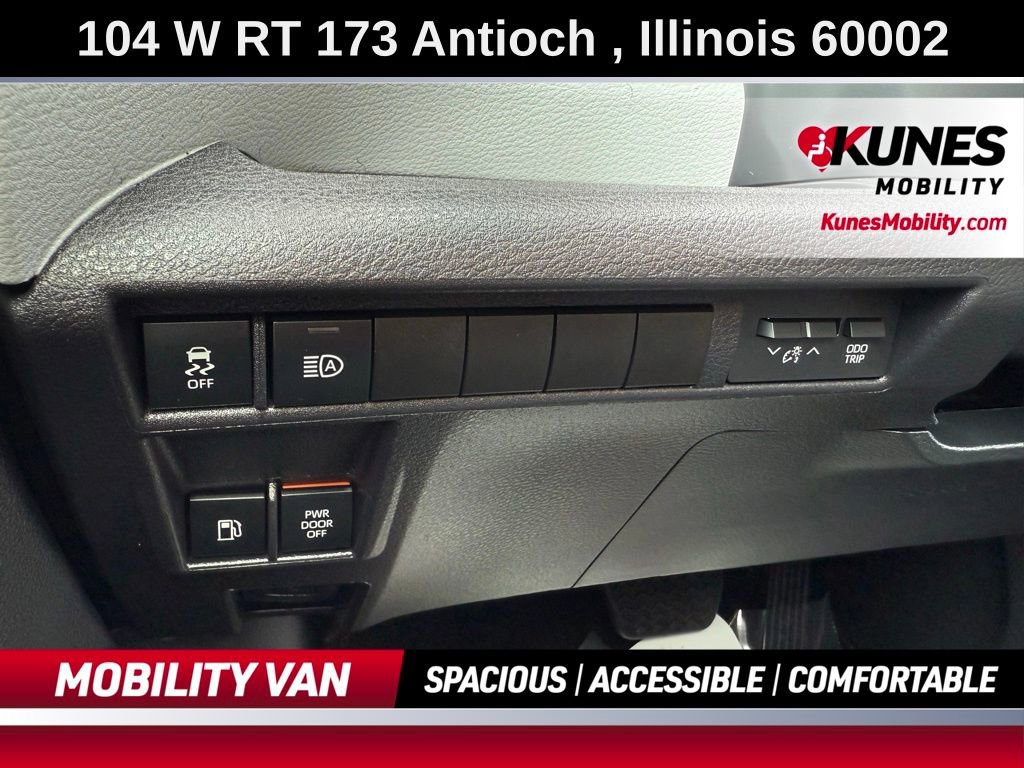 Used 2025 Toyota Sienna LE image 33