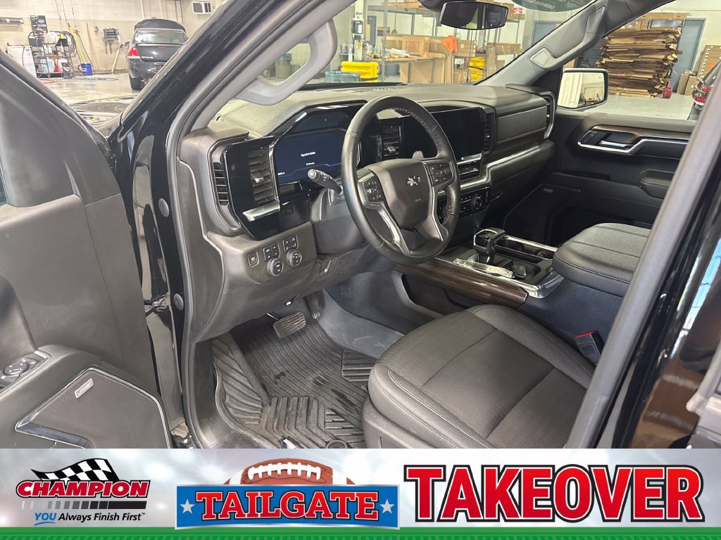 Used 2023 Chevrolet Silverado 1500 RST AWD/4WD image 2