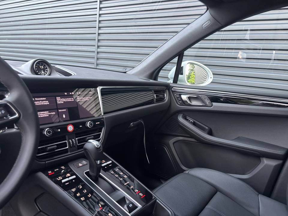 Certified 2025 Porsche Macan S AWD/4WD image 17