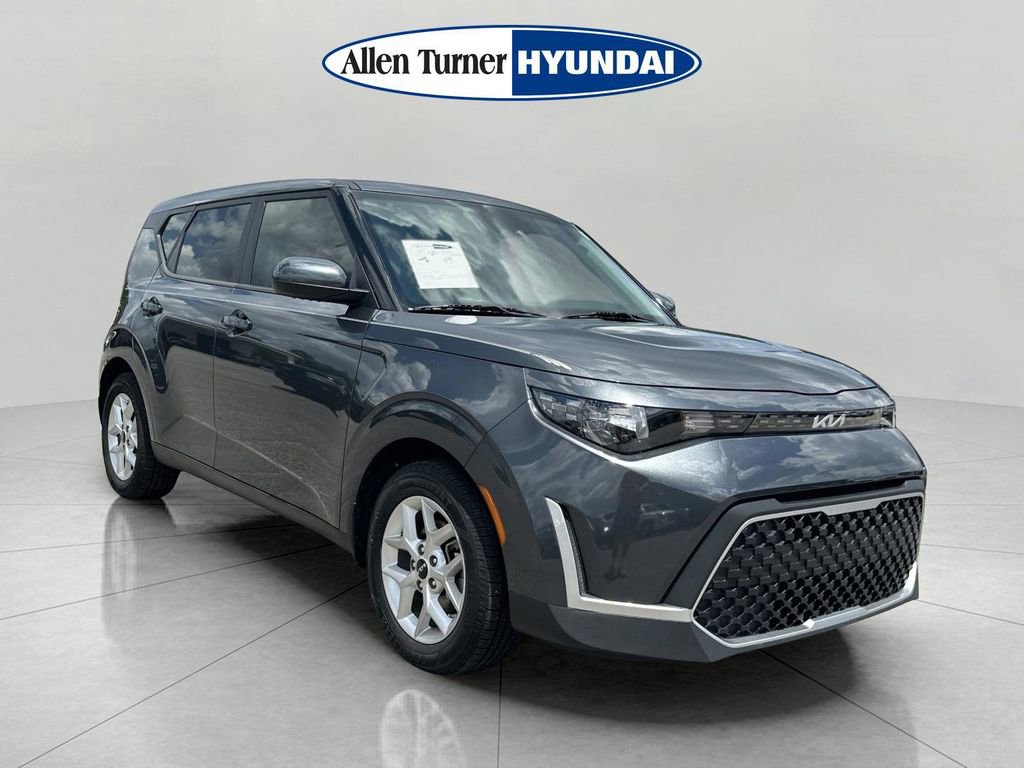 Used 2024 Kia Soul LX w/ Option Group 015 FWD image 2