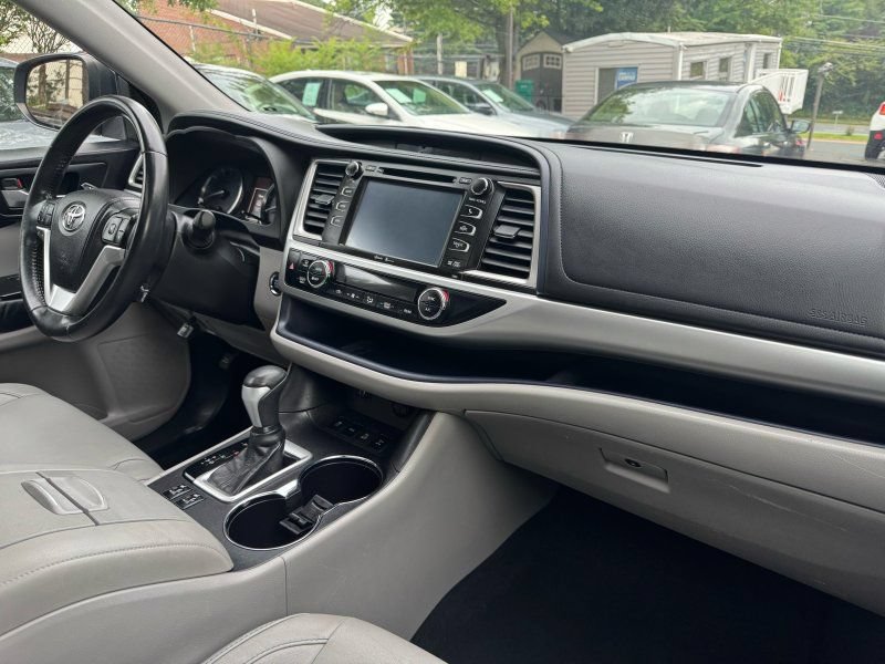 Used 2015 Toyota Highlander XLE AWD/4WD image 8