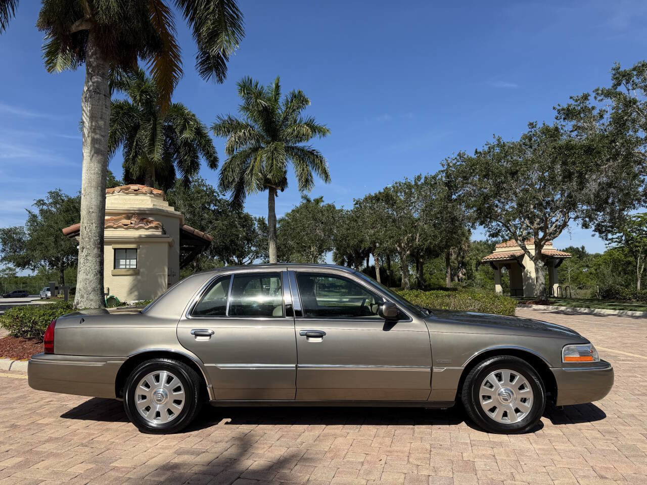Used 2005 Mercury Grand Marquis LS RWD image 1