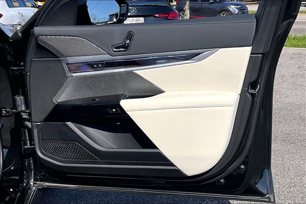 Used 2023 BMW 740i image 29