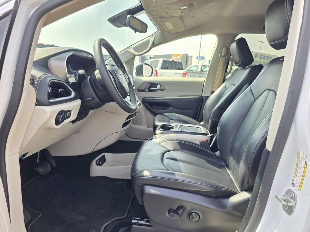 Used 2023 Chrysler Pacifica Touring-L FWD image 10