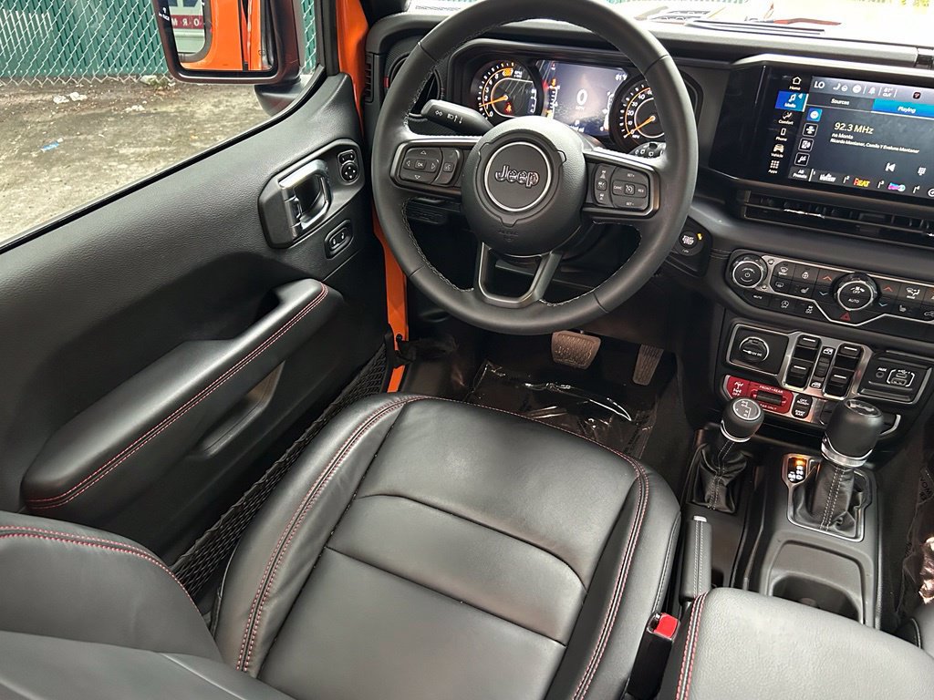 Used 2025 Jeep Wrangler Unlimited Rubicon w/ Convenience Group AWD/4WD image 9