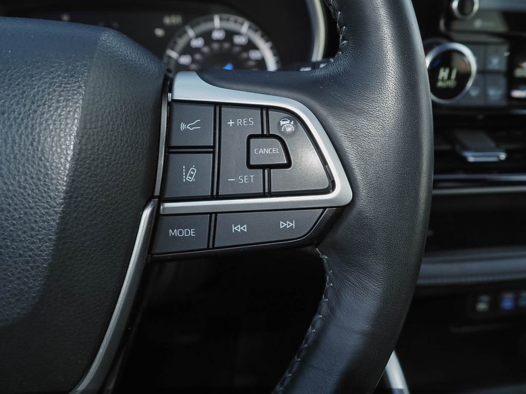 Used 2022 Toyota Highlander XLE image 32