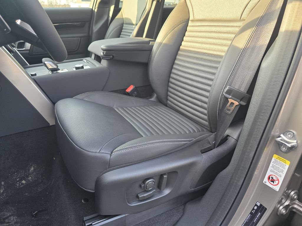 New 2026 Land Rover Discovery S AWD/4WD image 36