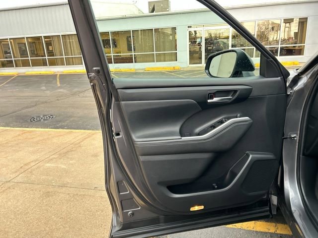 Used 2023 Toyota Highlander XLE image 27