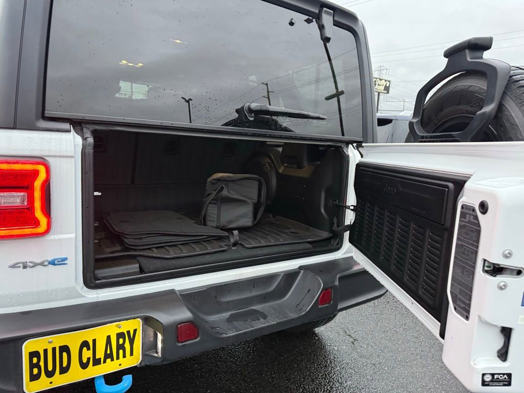 Used 2022 Jeep Wrangler Unlimited Sahara w/ Cold Weather Group image 16