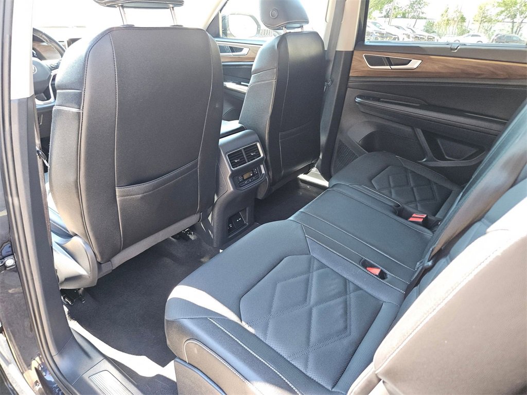Used 2025 Volkswagen Atlas SE image 24