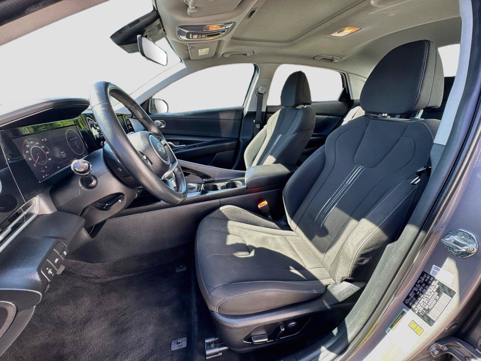 Used 2022 Hyundai Elantra SEL w/ Convenience + Premium Package FWD image 9