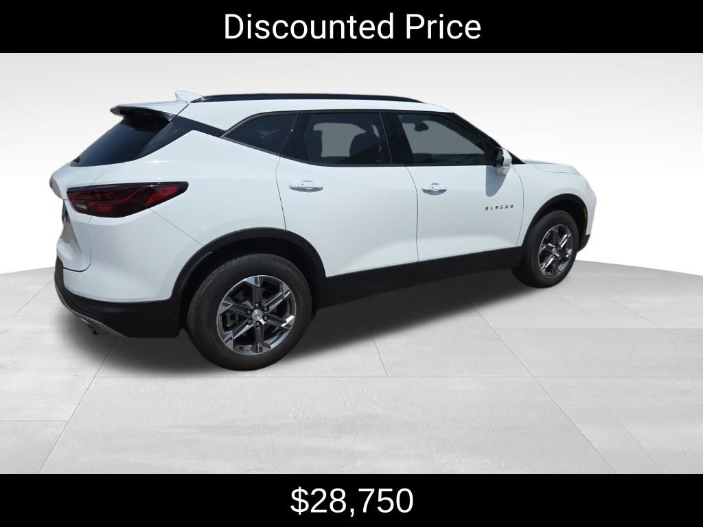 Used 2024 Chevrolet Blazer LT w/ Convenience Package AWD/4WD image 3