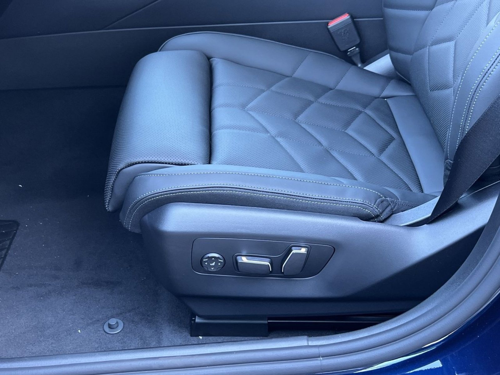 New 2026 BMW 550e xDrive w/ Executive Package image 11