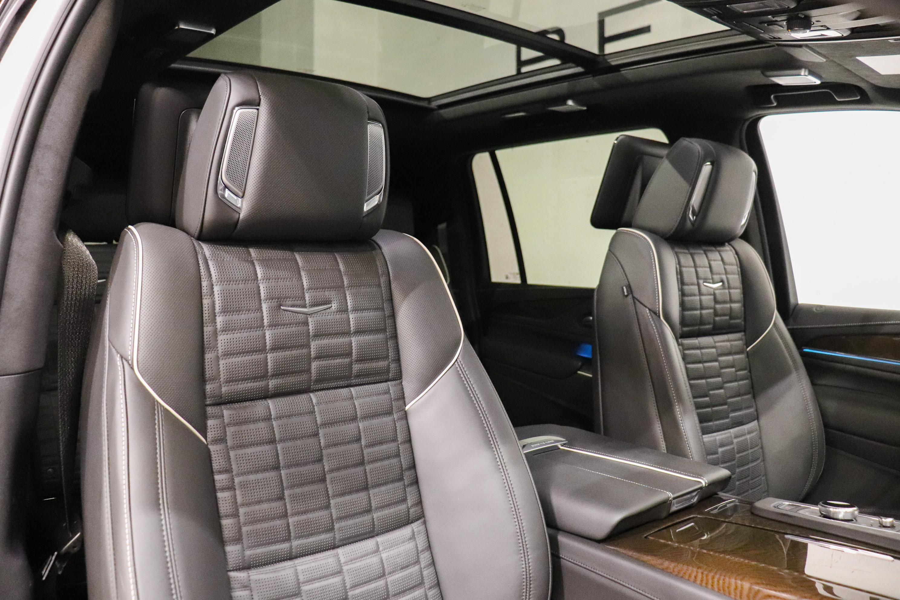 Used 2023 Cadillac Escalade ESV Sport Platinum w/ LPO, ONYX Package image 16