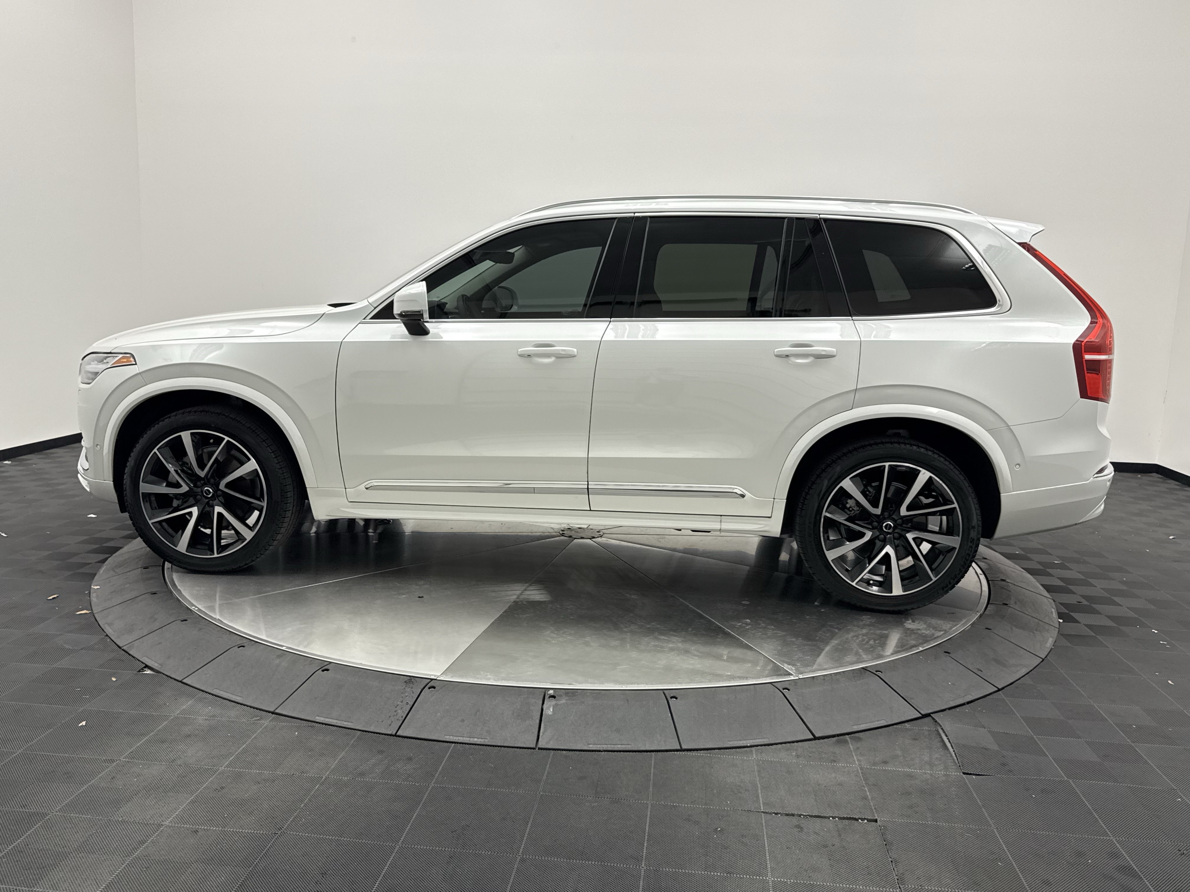 Certified 2024 Volvo XC90 B6 Plus w/ Protection Package Premier AWD/4WD image 4