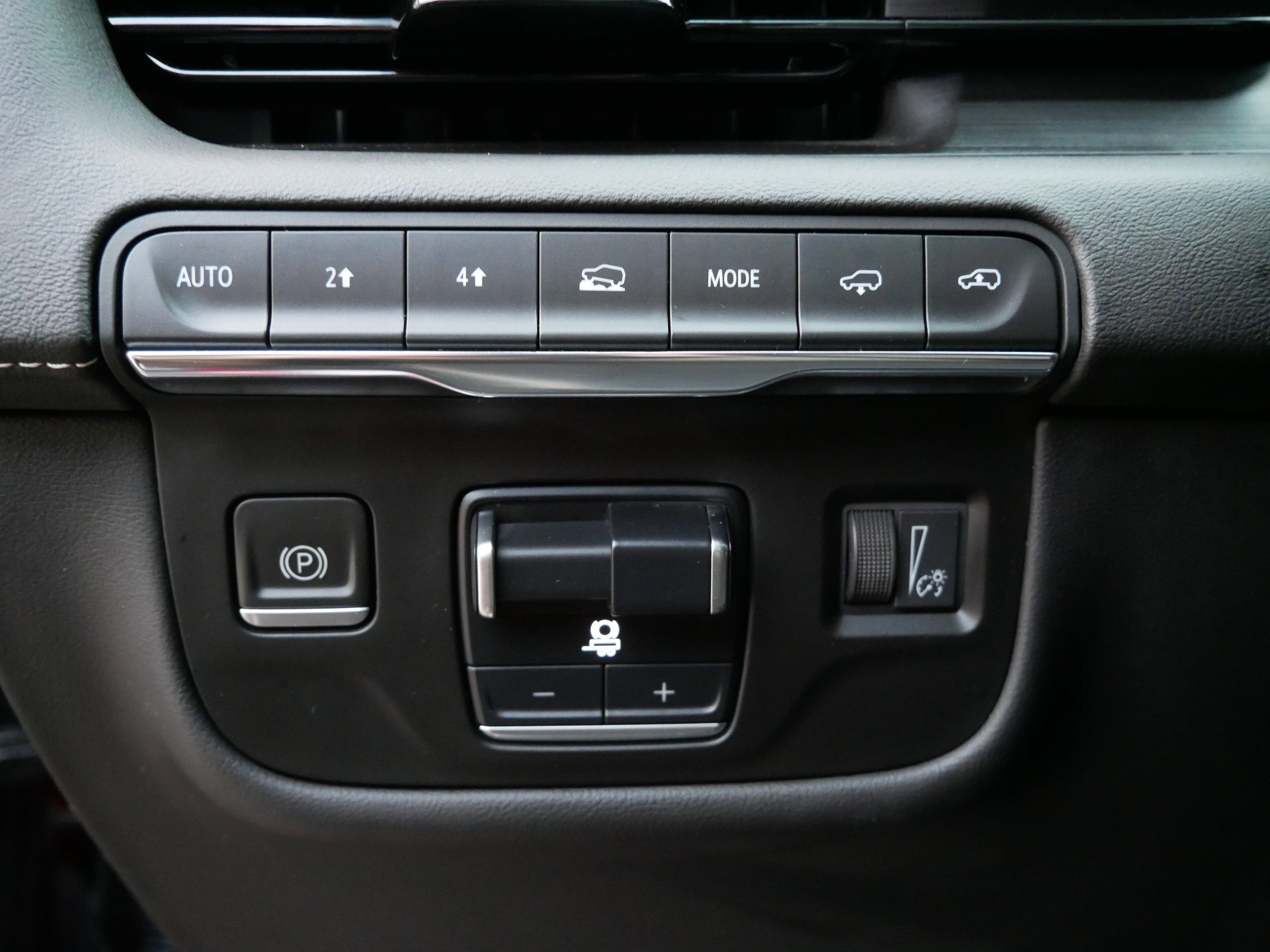 Used 2023 Cadillac Escalade Premium Luxury w/ Performance Package image 17