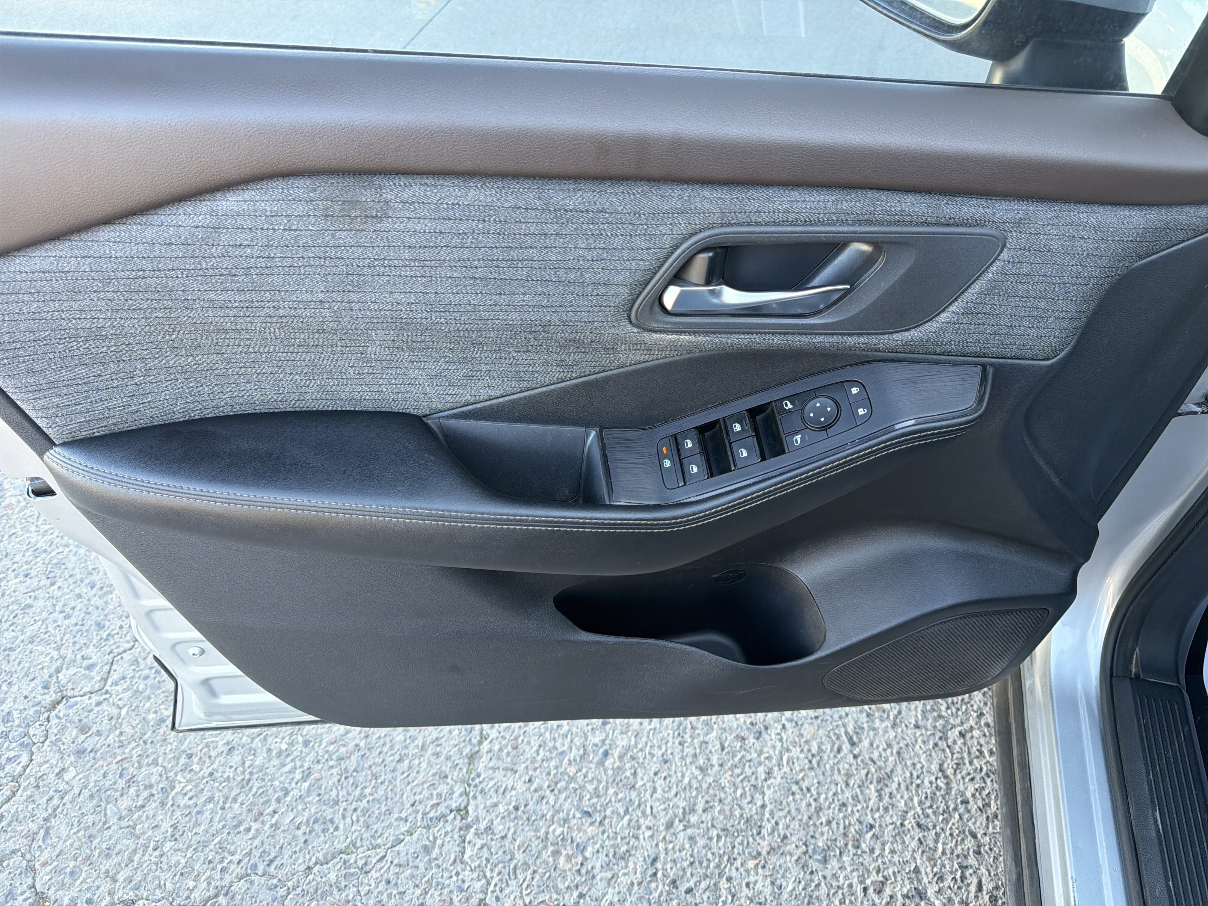 Used 2023 Nissan Rogue SV FWD image 13