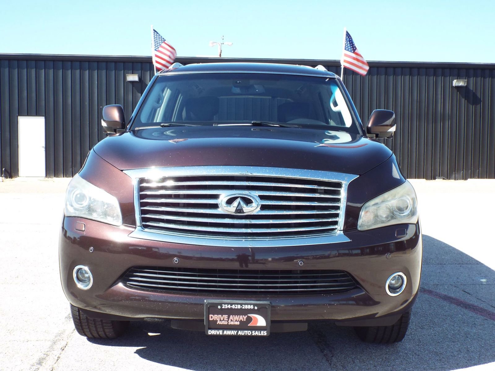 Used 2014 INFINITI QX80 4WD w/ Deluxe Touring Package image 2