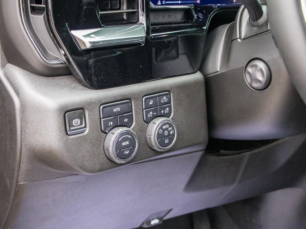 Used 2025 Chevrolet Silverado 1500 LTZ AWD/4WD image 31
