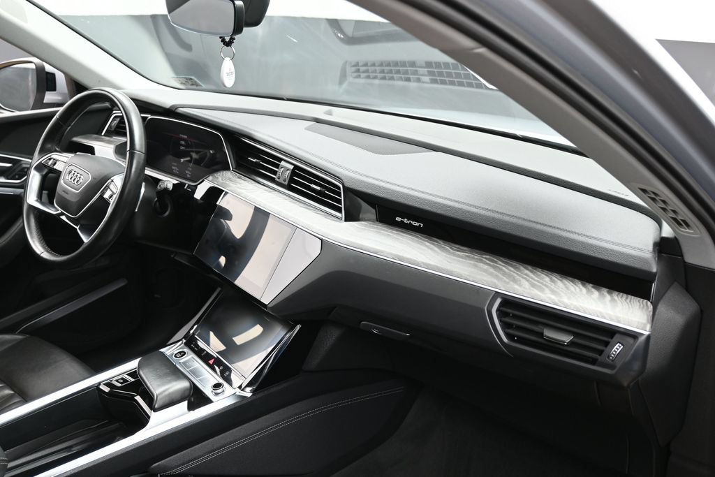 Used 2022 Audi e-tron Premium Plus w/ Premium Plus Package AWD/4WD image 34