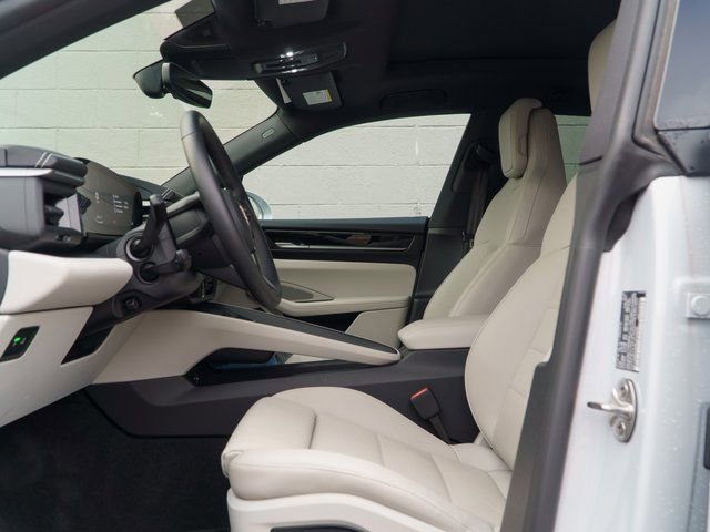 Certified 2025 Porsche Macan Electric image 17