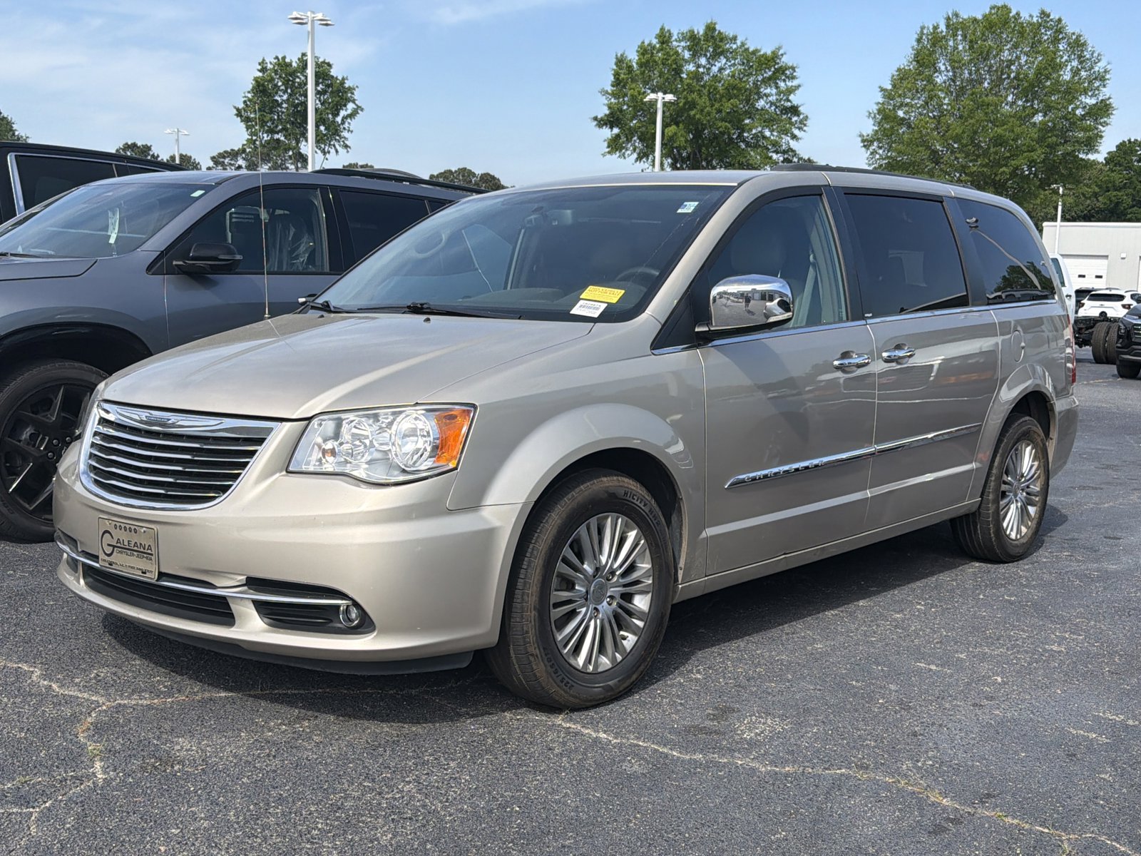 Used 2013 Chrysler Town & Country Touring-L w/ Driver Convenience Group image 10