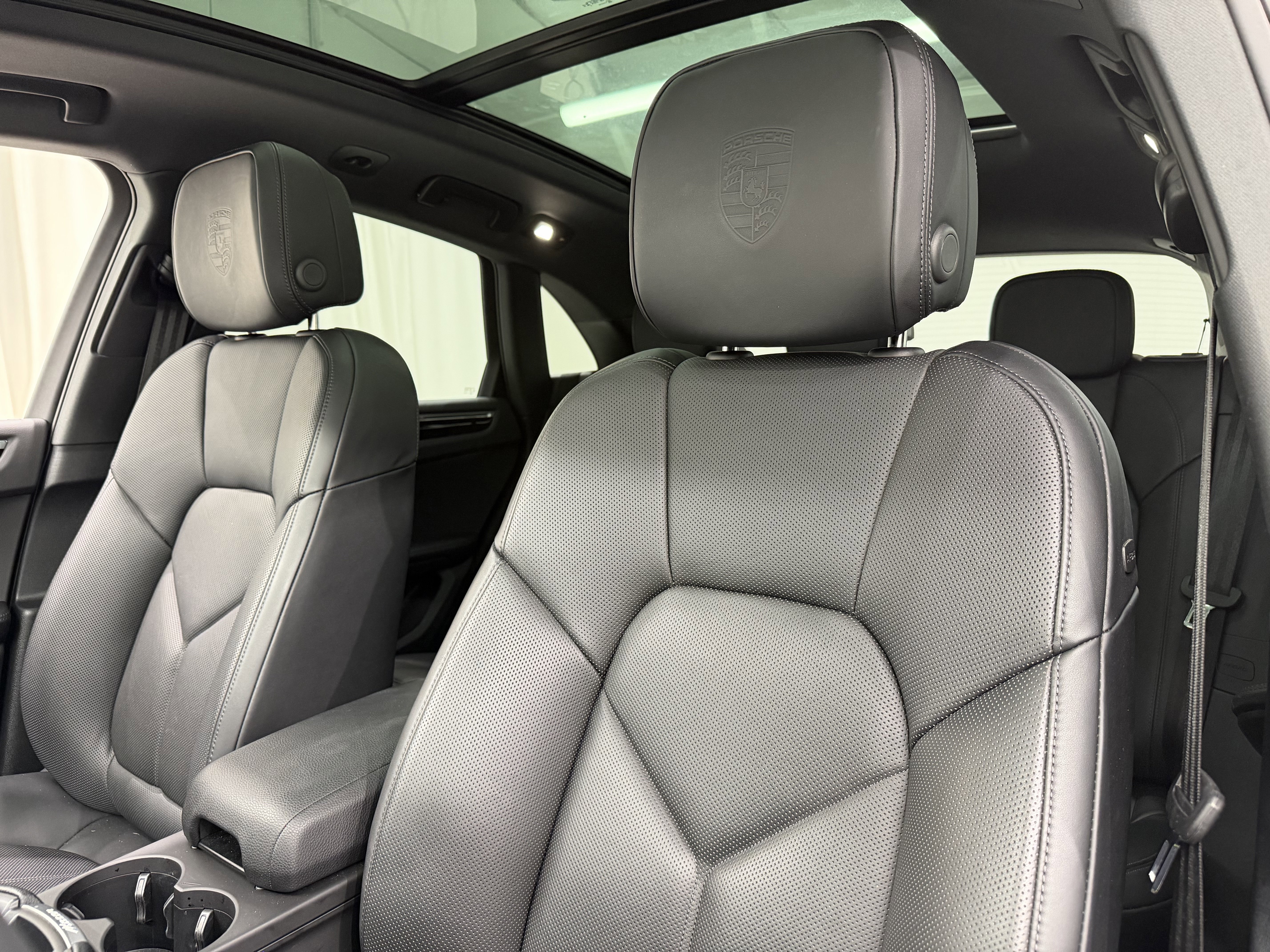 Certified 2025 Porsche Macan image 5