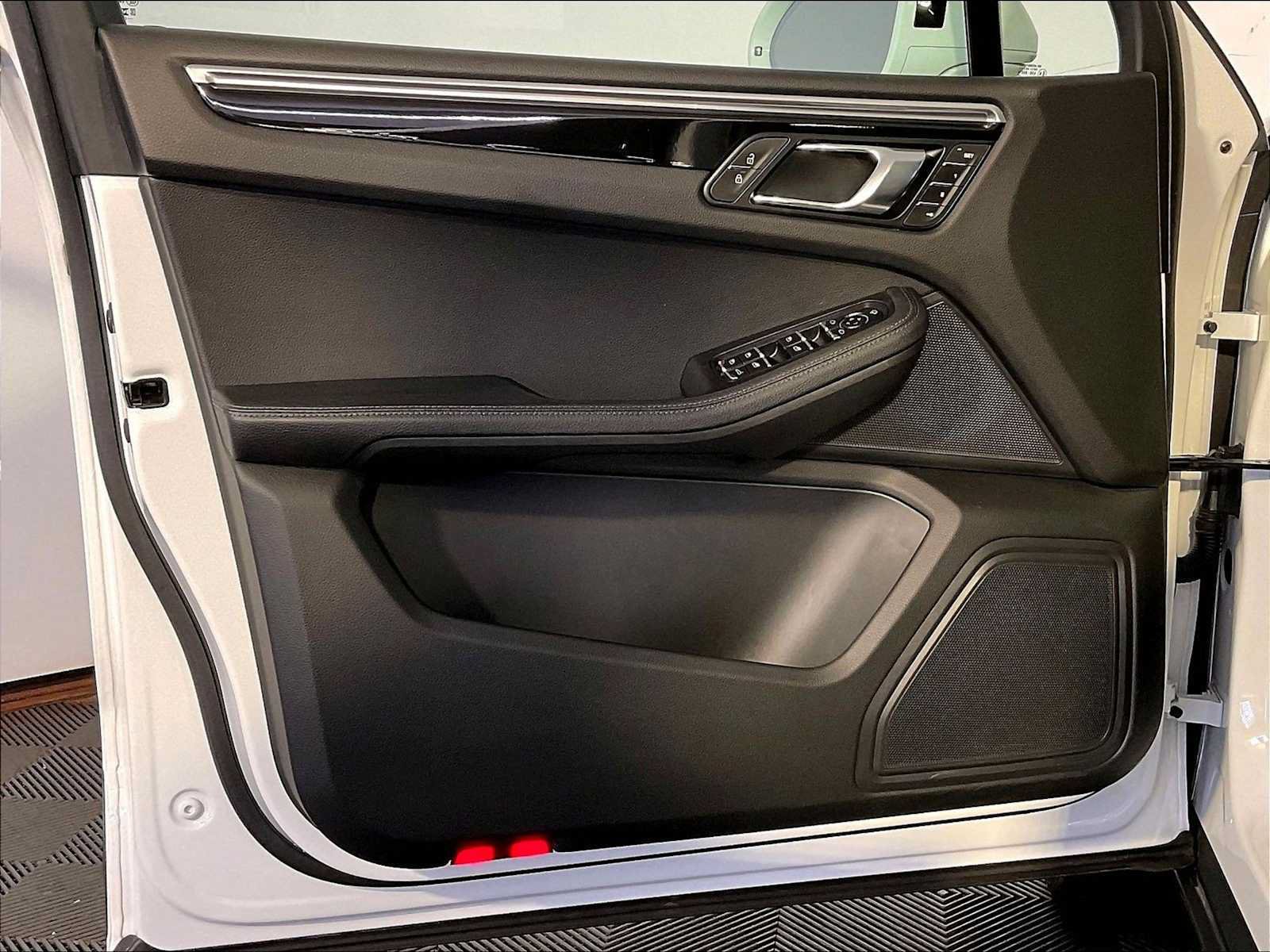 Certified 2023 Porsche Macan AWD/4WD image 25