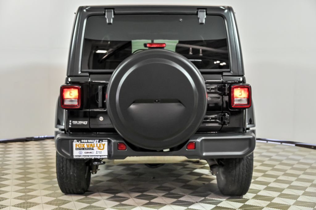 Used 2018 Jeep Wrangler Unlimited Sahara AWD/4WD image 7